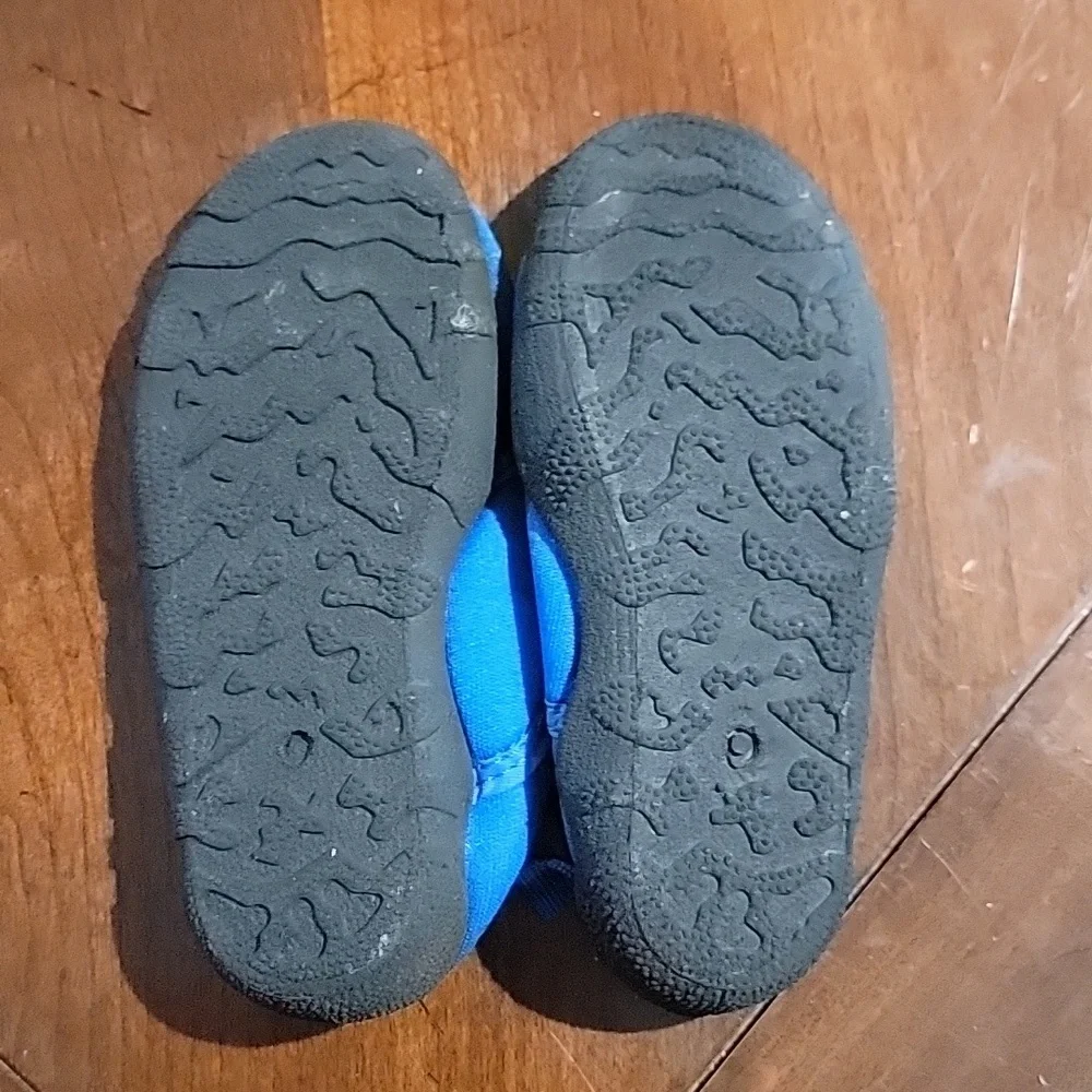 (J4) Boys water shoes 7/8